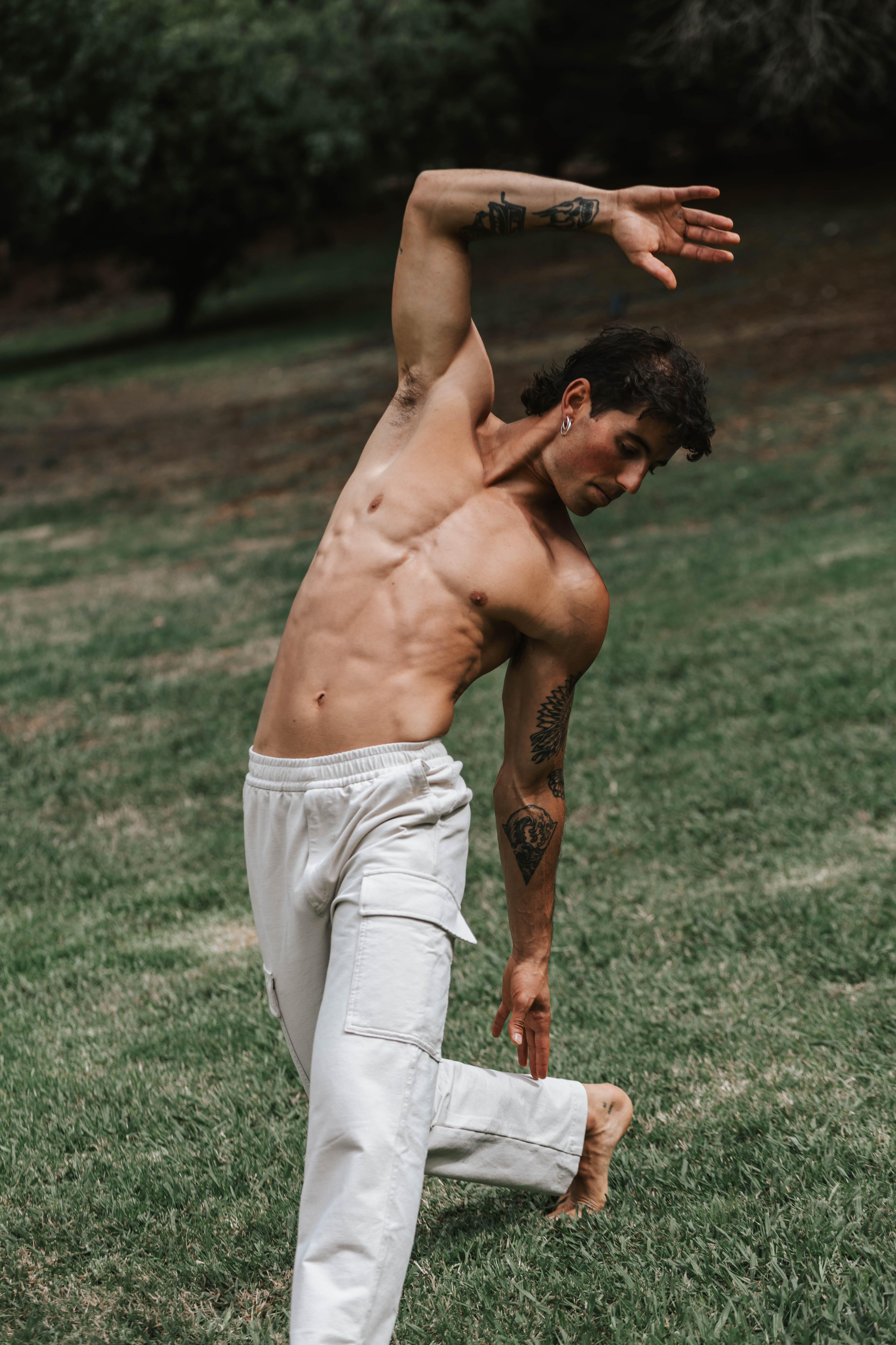 Tristan in dynamic standing movement, arm extended